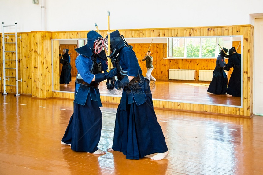 女士竞赛近距离亲拳手的康多与日本战武术决斗之体育运动女孩图片