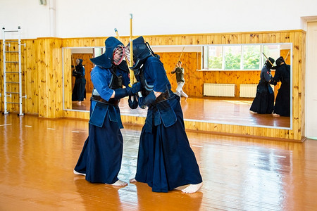 女士竞赛近距离亲拳手的康多与日本战武术决斗之体育运动女孩图片