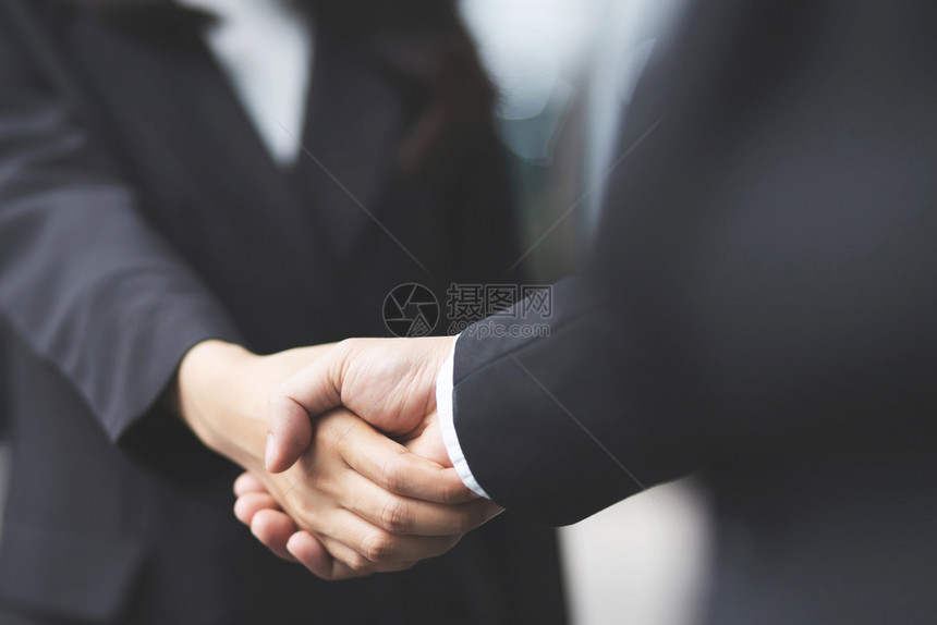 商人同意握手一起做国际生意一起干国际生意银行摇问候图片