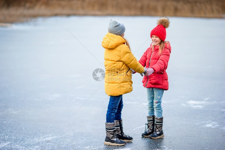 小女孩在户外溜冰场滑冰图片