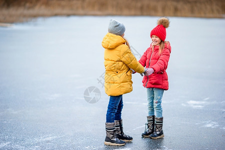 小女孩在户外溜冰场滑冰图片