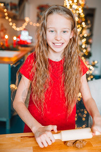 自制圣诞饼干的小女孩图片