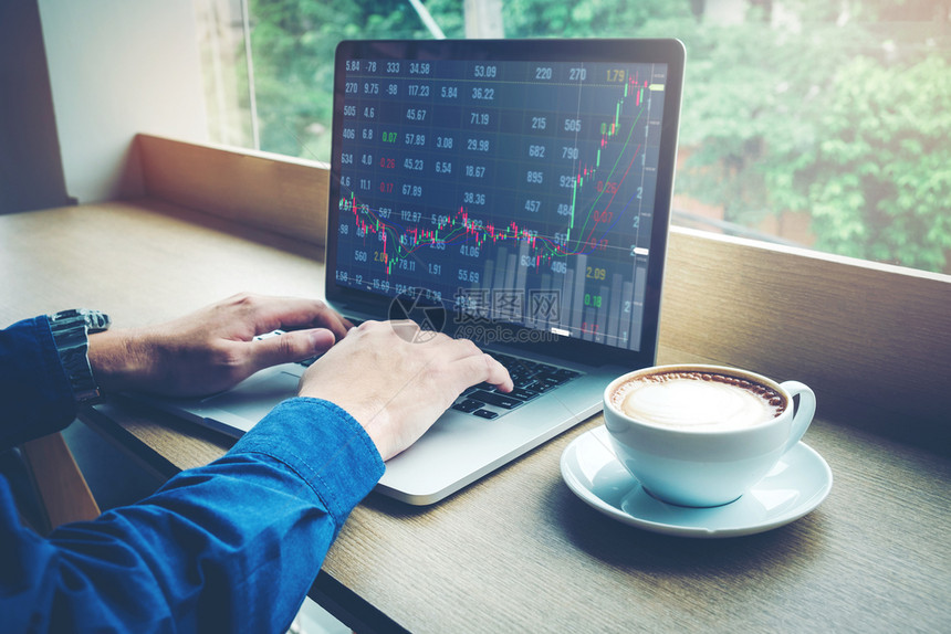金融笔记本电脑市场交换信息和贸易图的股票市场交流资料和易图表智力投资图片