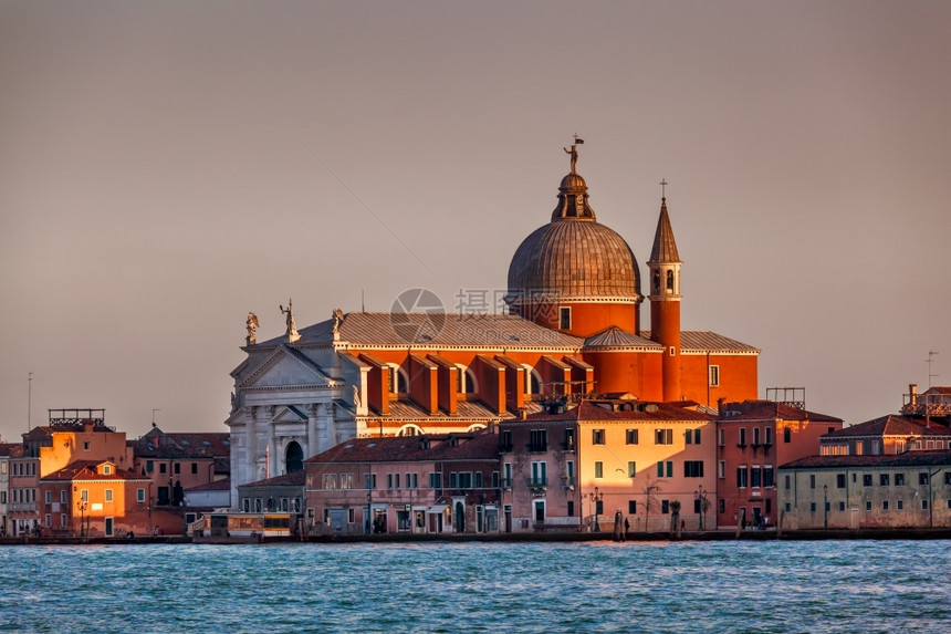 著名的盛大面对意利威尼斯运河的吉德卡教堂意大利威尼斯城市景观图片