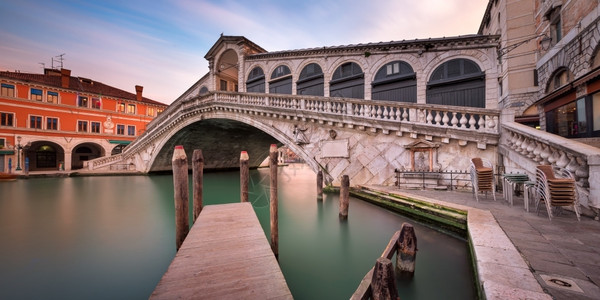 大运河和里亚尔托大桥的全景意利威尼斯上午建筑学码头威尼斯人图片