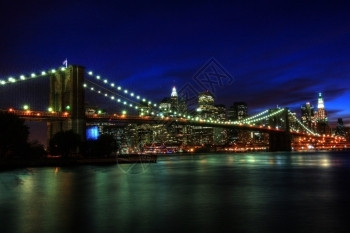 布鲁克林桥和纽约日落时曼哈顿夜晚约克天际线城市景观高清图片素材
