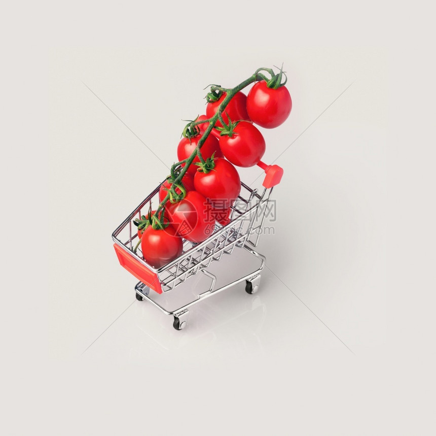 小型购物车里的樱桃西红柿图片