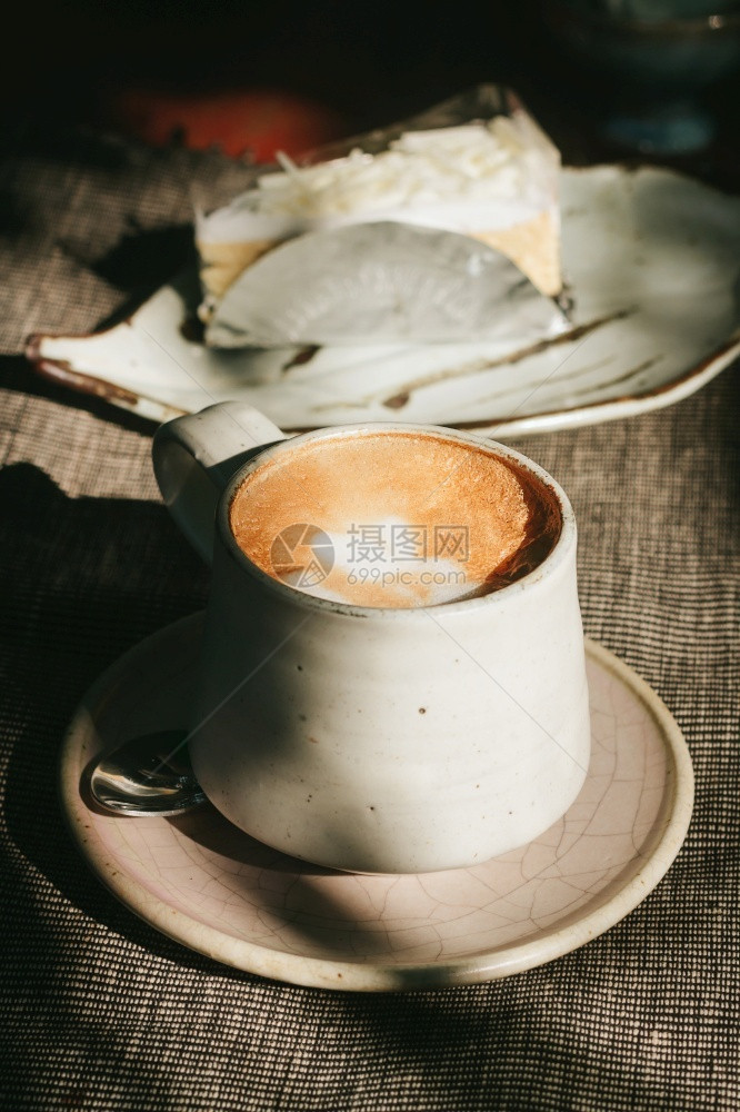 卡布奇诺杯咖啡配有旧胶片过滤器浅深的田地以咖啡泡沫为焦点用旧胶片过滤器杯咖啡重点店图片