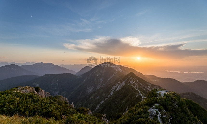 从德国巴伐利亚Herzogstand山峰开始观测到阿尔佐格站顶峰卑斯山丰富多彩的黎明图片