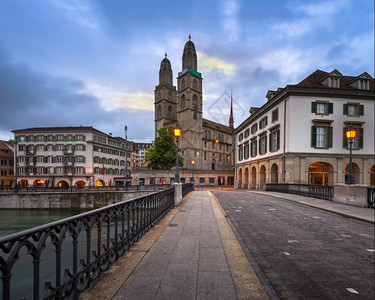 河上午瑞士苏黎世Grossmunster教堂钟楼利马图片
