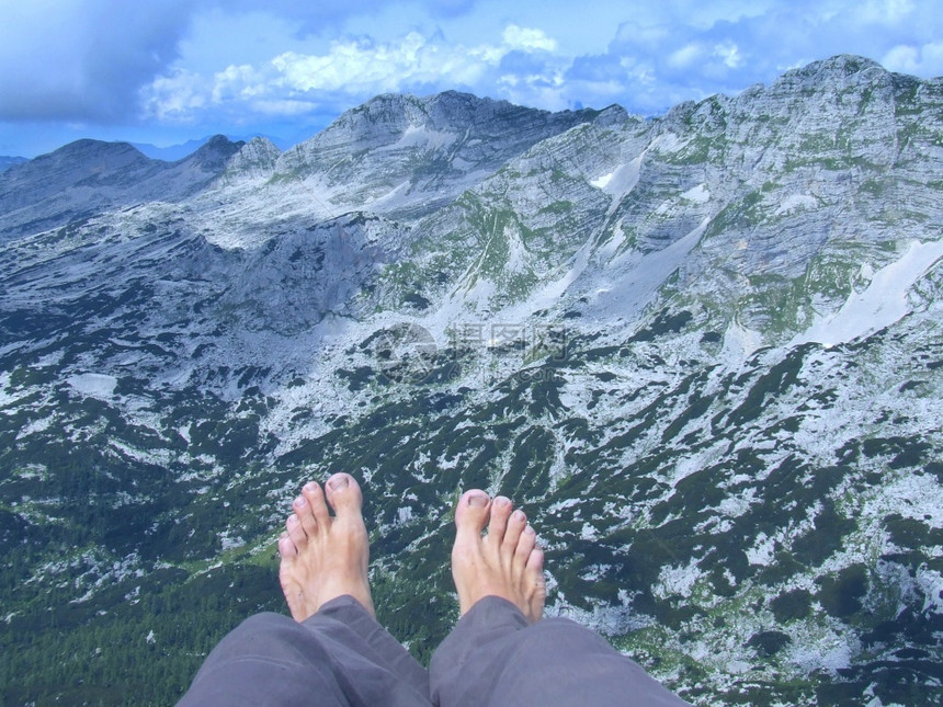 山景背下的人脚接种疫苗后在山上休息人以为景的人脚阿尔卑斯山景观旅行图片