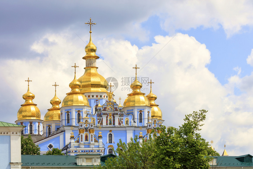 2019年5月2日在基辅建造了著名的圣迈克尔大教堂对抗蓝云天空著名的金座麦可大教堂在基辅与蓝色云天对立著名的金羽地麦可大教堂树木图片