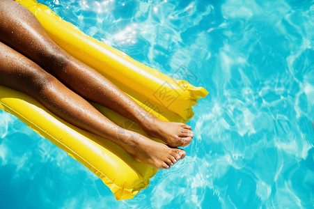 游泳池的气垫上的一双腿图片