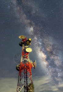 网络那里银河系背景传输塔和电讯站都设在银河中这是夜间的电信站传送图片