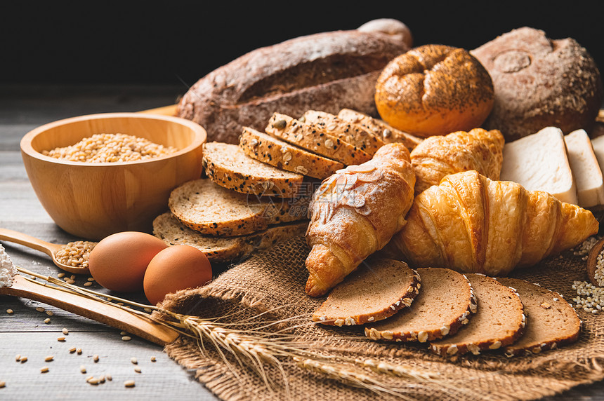棕色的一顿饭不同种类的面包木质背景中的营养全麦面包厨房概念中的食物和面包店美味的早餐和膳食美丽的图片