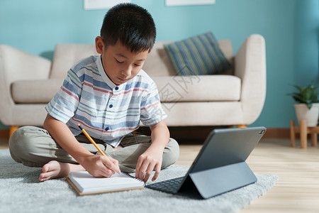 笔记本数字的教育亚洲男孩与在线教师一起家里学习和做庭作业使用平板电脑上网教学老师沟通高清图片素材