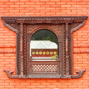 佛教寺庙的红砖墙上美丽窗玻璃是一个公共佛教寺庙红色的优质宗教图片