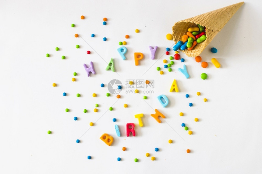 生日快乐短信糖浆从华夫饼冰淇淋甜圈中溢出对待快乐的卡路里图片