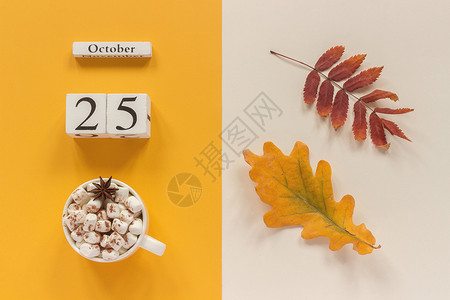 日历样机小样秋季作文木历10月25日一杯可配棉花糖和黄色米背景的秋叶平躺样机概念你好九月提醒咖啡背景