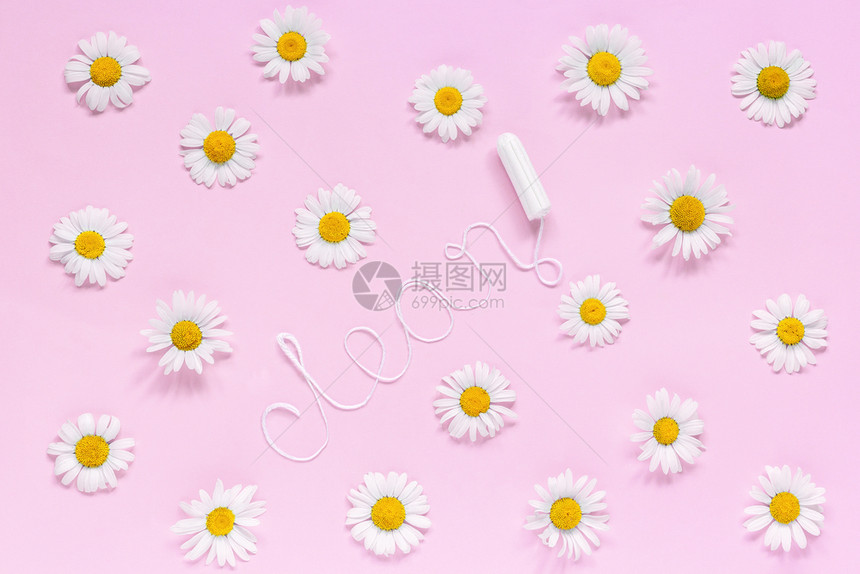 经过棉布女卫生条环绕着粉红背景的香菊花在月经周期间女和青少年的卫生健康从白线上女卫生棉条和粉红色背景的茶杯平淡单词CLENEAN图片