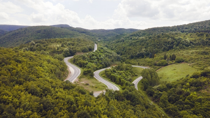 在巴尔干地区塞维亚特雷西巴Knjazevac拍摄的山路柏油和蛇纹在夏季或秋天树林绿中白穿刺的空无人机图象景观克尼亚泽瓦茨小路图片