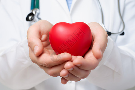 红色的女医生用双手保护红心的女医生白色活保障高清图片素材