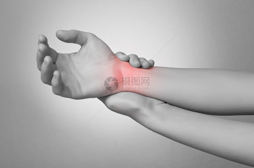 风湿病受伤疮一位年轻女触摸着她痛苦的手腕图片