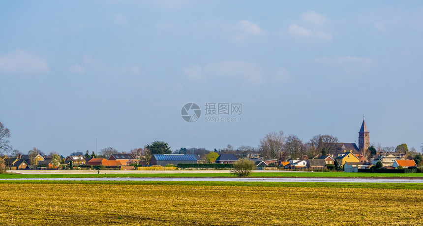 荷兰北布拉班特部的一个小乡村庄Rucphen村的天线从草场看风景乡下人图片