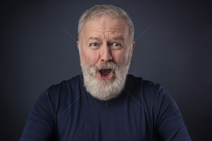 尖叫一个长着灰胡子的老人和一个很惊讶的模仿者年龄长的图片
