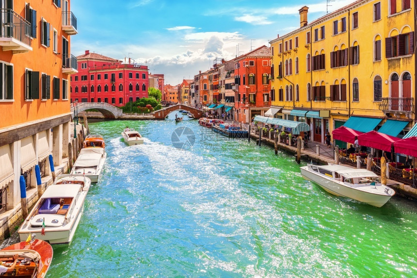 意大利威尼斯的运河桥梁和五颜六色的房子意大利威尼斯的运河桥梁和五颜六色的房子建筑学著名的运输图片