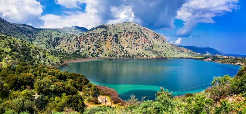 希腊Chania镇附近的Crete岛Kournas湖Emerald美丽湖泊山旅游的鱼图片