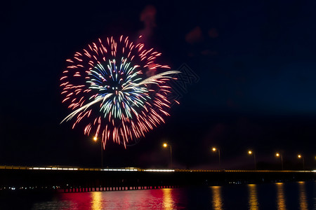 第四红蓝白7月4日庆祝仪式在红蓝大桥上爆发烟火炸橙倒数图片