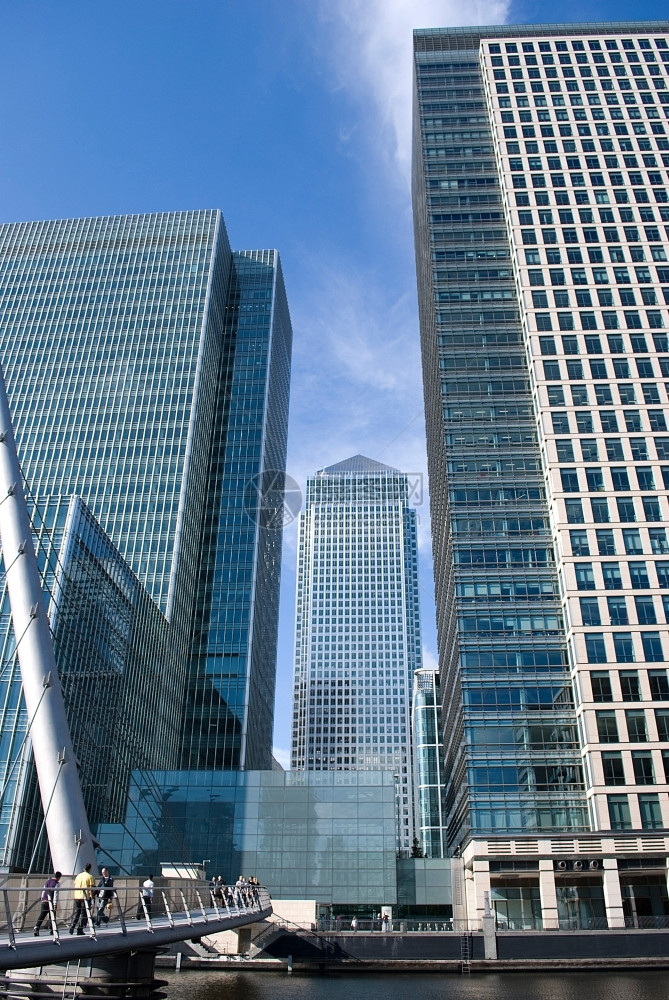 伦敦人金融区著名的摩天大厦CanaryWharf堵塞城市的明亮图片
