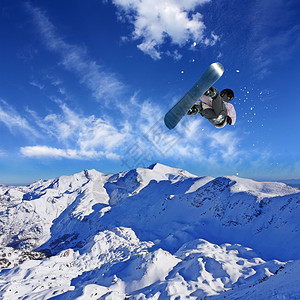 冬季雪山单板滑雪者图片