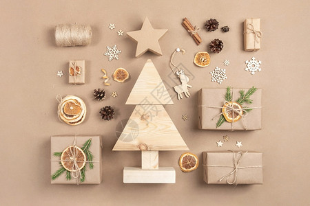 木制圣诞树和礼物图片