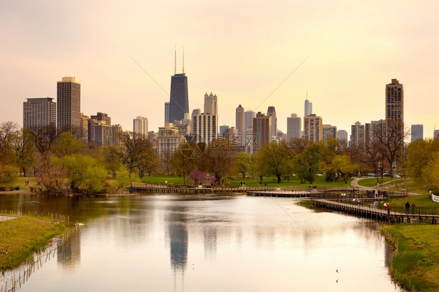 户外天际线部的芝加哥伊利诺州美国下城天际和南池塘在林肯公园图片