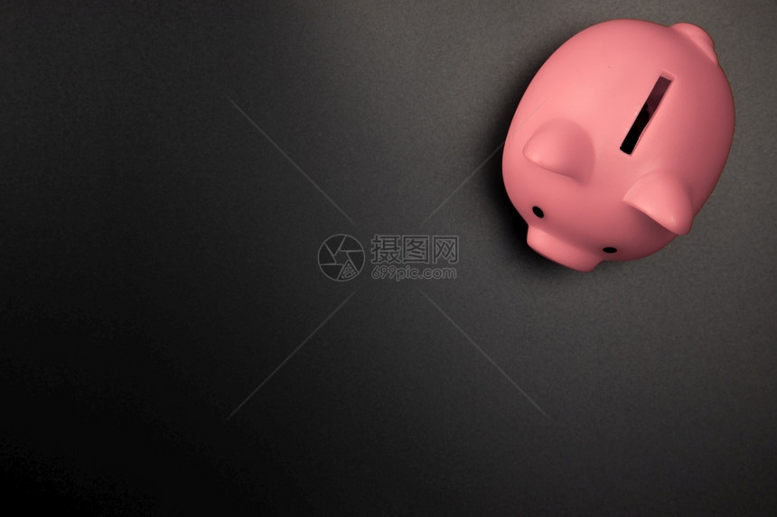 残酷的黑色背景顶视图上的粉色小猪银行带有复制空间储蓄财务和商业概念空间用于文本的黑色背景顶视图上的粉色小猪银行带有复制空间储蓄财图片