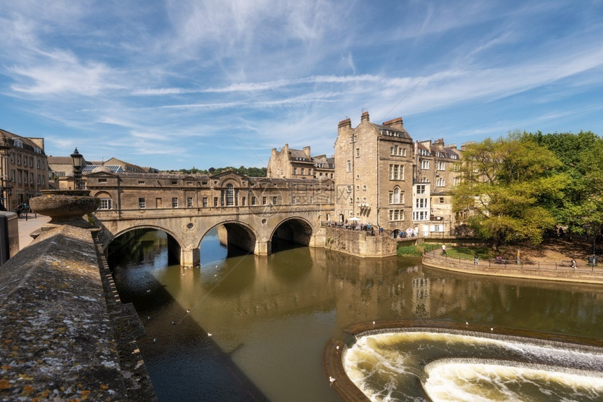 欧洲洗澡水平的古老城市萨默塞特的Bath英国萨默塞特历史城市萨默塞特的Bath英格兰普尔特尼大桥和埃万河的Weir图片