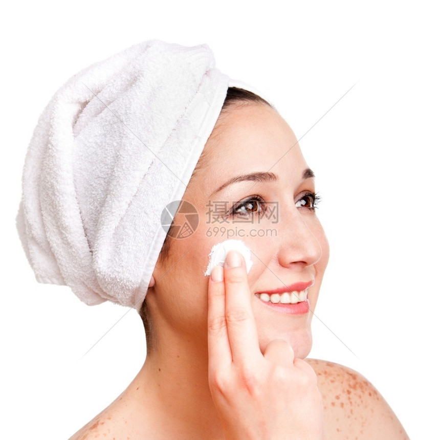 面具美丽的快乐笑容女士面对在温泉疗养所使用除叶霜作为抗乞讨的皮肤护理治疗孤立无援滋润老化图片