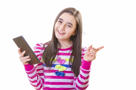 户外身着便衣背包手握数字平板电脑的少女网学生图片