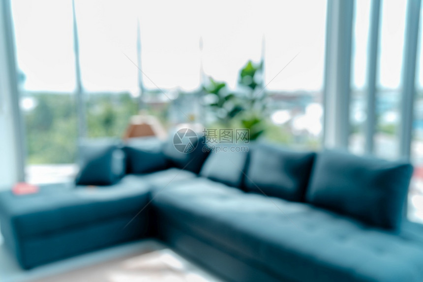 休息室客厅内设计装饰的舒适沙发家具包括清洁的设计空间时钟仙人掌和舒适枕头潮动式装饰配件在日本绿色清洁房屋中的舒适沙发生活方式木制图片
