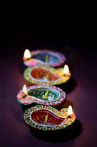 辉光黑暗的印度人迪瓦利庆典期间点亮的彩色粘土Diya灯贺卡设计印度光节名为Diwali庆祝高清图片素材