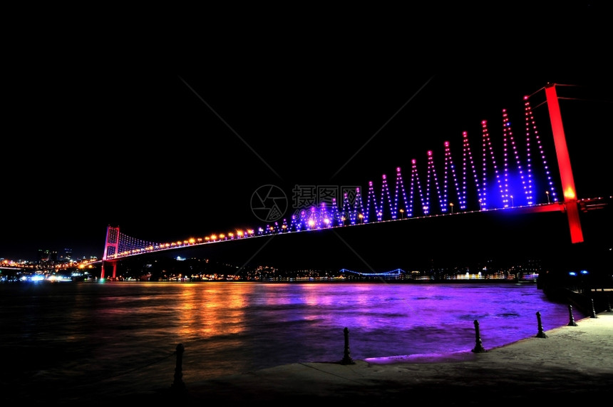 夜间伊斯坦布尔博波鲁桥FatihSultanMehmet桥晚上美丽的大陆图片
