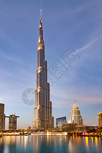 迪拜阿联酋2018年月哈利法塔晚上世界最高的塔迪拜市中心谢赫购物路图片