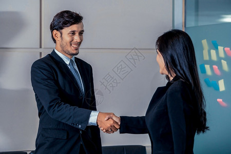 商人协议概念和亚洲女在办公室握手商人在办公室握手协议顾问介绍欢迎图片