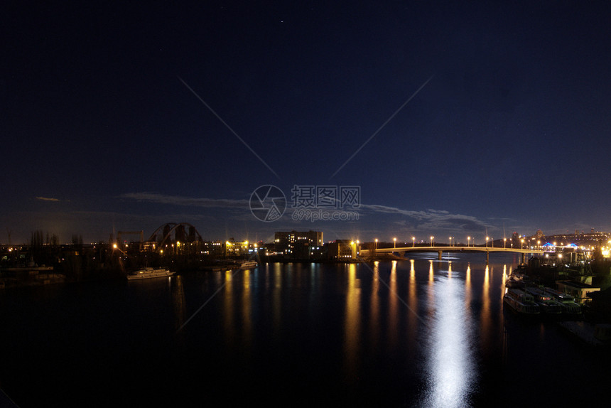 新的洪Dnipro和gavanskiy桥上的基辅夜间全景以恒星和深彩水为背景观图片