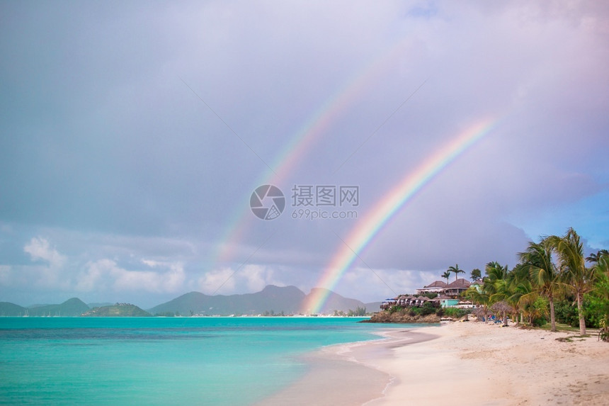 户外热带海滩洋中含绿水白沙和海边滩上多彩虹在奇特热带度假胜地的珊瑚礁上晒太阳松弛采取图片