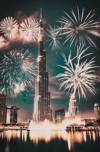 迪拜烟花大约BurjKhalifa周围的烟花异国新年目的地迪拜阿联酋哈利法夜晚背景