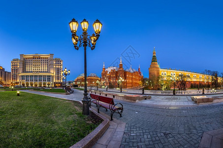 建造镇曼格广场和莫斯科晚间克里姆林宫俄罗斯莫科历史的图片