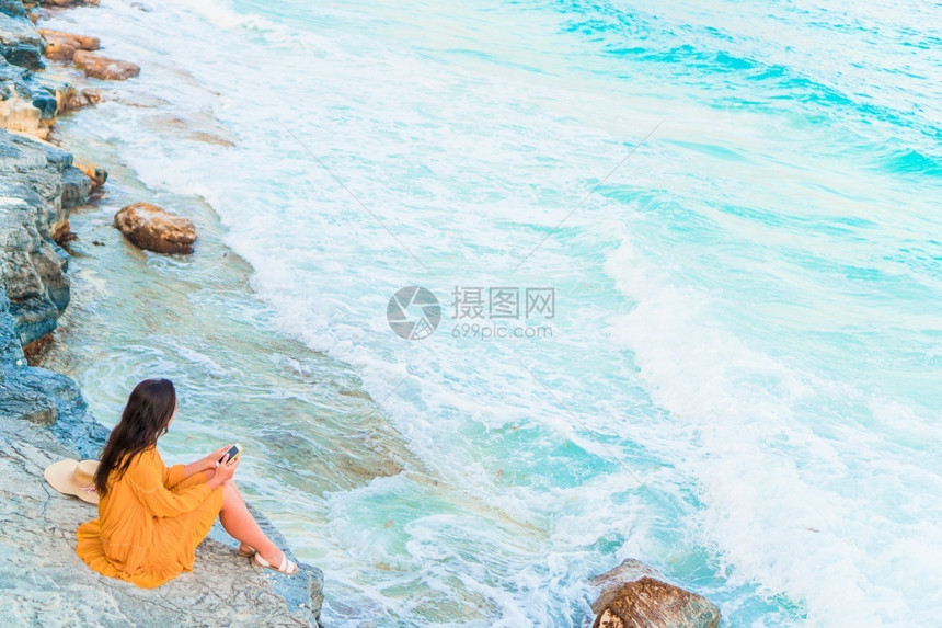 比基尼在海边日落的年轻美女海上日落背景的年轻美丽少女在海洋日落背景下绿松石棕褐色图片